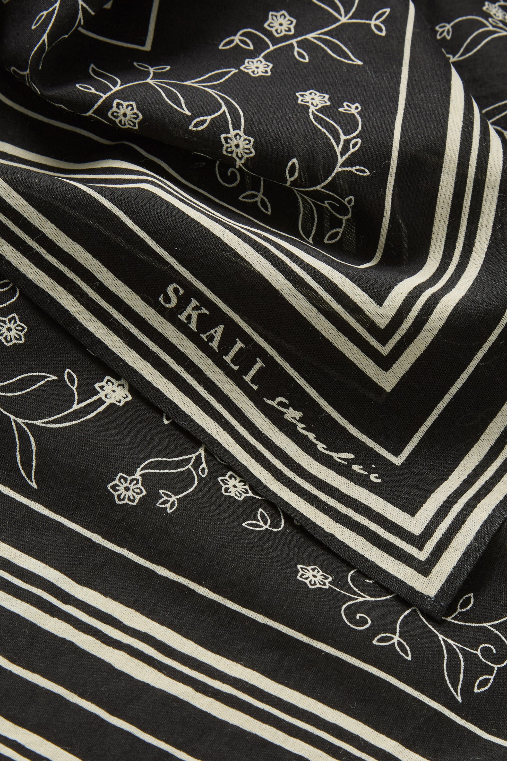 Skall Studio Skall classic scarf 55x55 Scarf Black/Light cream